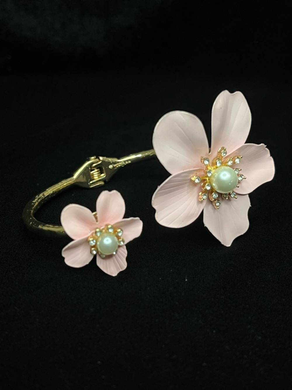 1695 Lilly Pulitzer Pearl Orchid Hinge Bracelet Conch Shell Pink